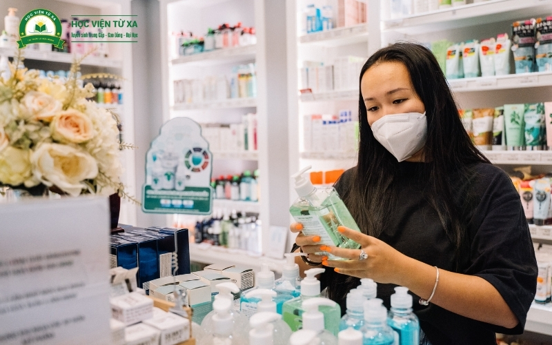 Học phí 7 triệu/học kỳ của Trung cấp ngành Dược bao gồm những gì?