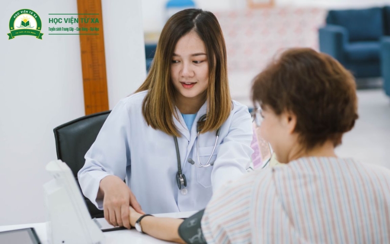 Lợi ích khi học Trung cấp Y sĩ đa khoa là gì?