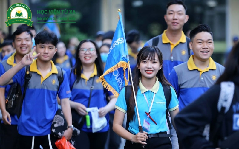 Sau khi tốt nghiệp Trung cấp Hướng dẫn du lịch làm gì?