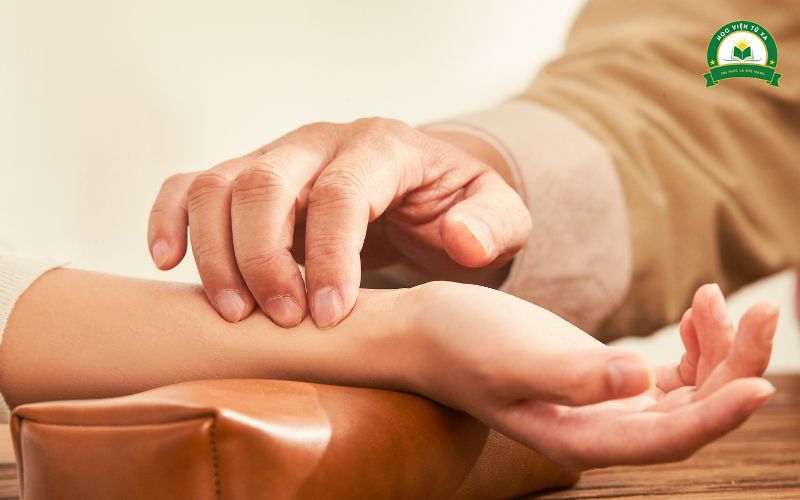 Vì sao nhiều người đã đi làm lại chọn học Trung cấp Y học cổ truyền?