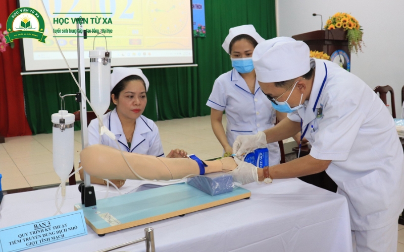 Những ưu điểm và thách thức khi học Trung cấp Điều dưỡng