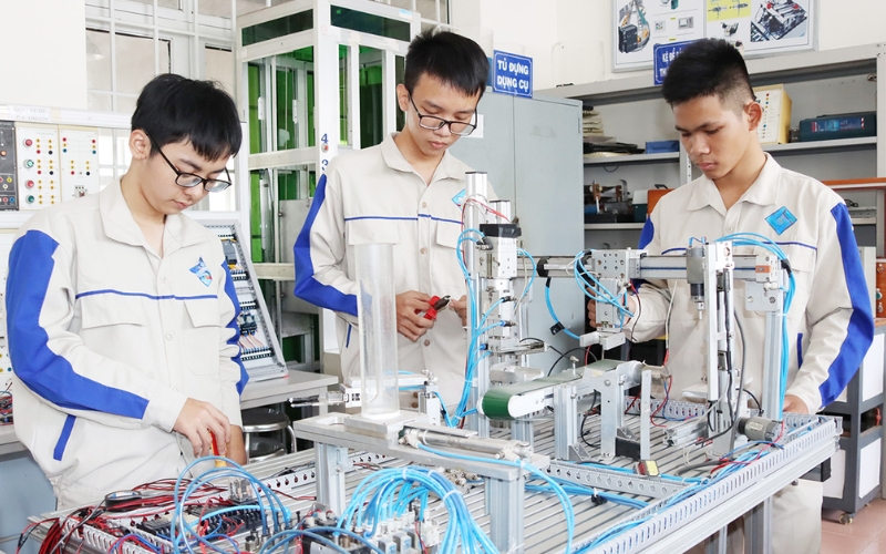 Thời gian học Trung cấp Điện công nghiệp từ xa bao lâu?