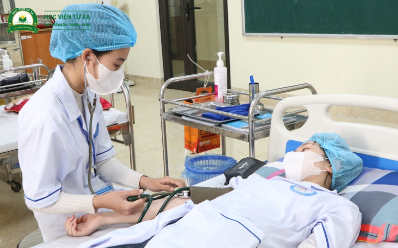 Học Trung cấp Y sĩ đa khoa online ra trường làm công việc gì?