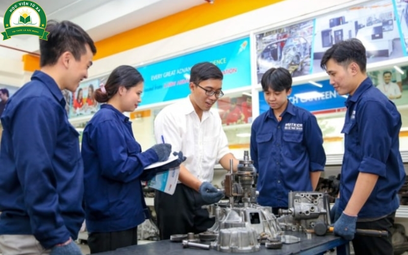 Học phí Trung cấp Công nghệ Ô tô Vừa học vừa làm có cao không?