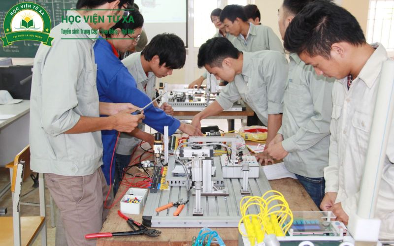 Ai phù hợp với chương trình Trung cấp Điện công nghiệp và Dân dụng Cấp tốc?