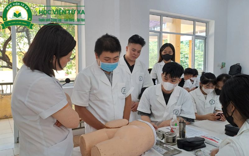 Tại sao người đi làm nên chọn học Trung cấp Y sĩ đa khoa dành cho người đi làm?