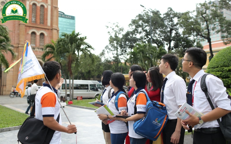 Học xong Trung cấp Hướng dẫn du lịch Cấp tốc được cấp bằng gì? Giá trị bằng ra sao