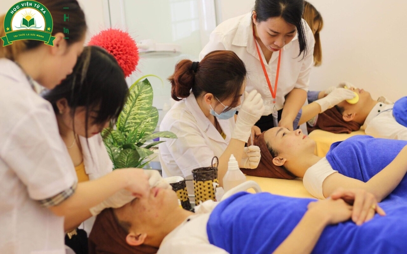 Có nên học Trung cấp Chăm sóc sắc đẹp ở thời điểm hiện tại không?