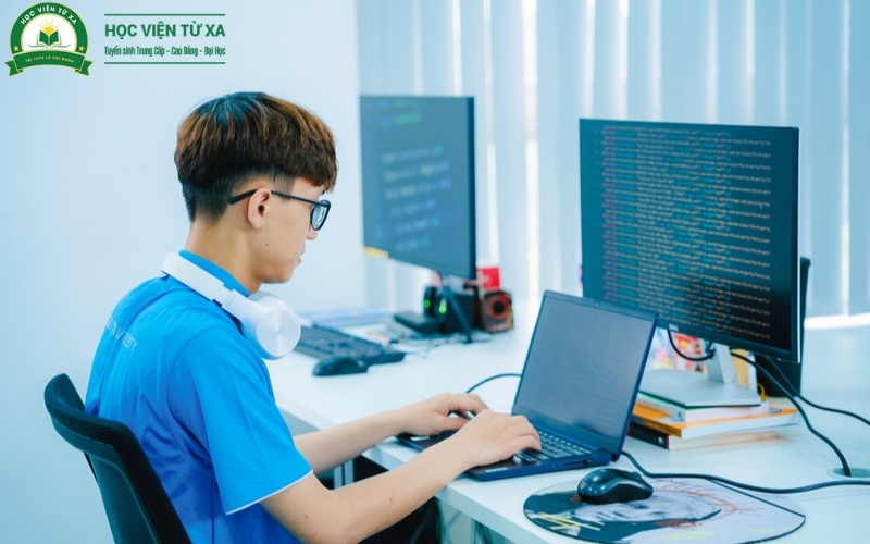 Lợi thế và hạn chế khi học Trung cấp Công nghệ thông tin là gì?