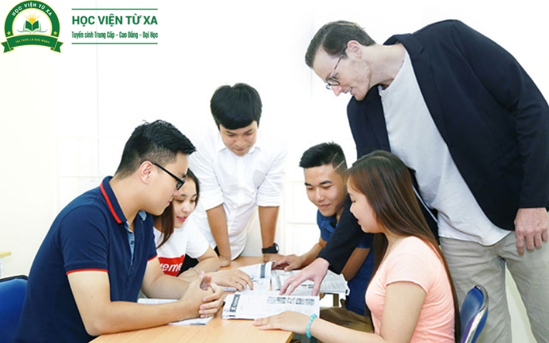 Học phí khi học từ xa Cao đẳng tiếng Anh bao nhiêu?