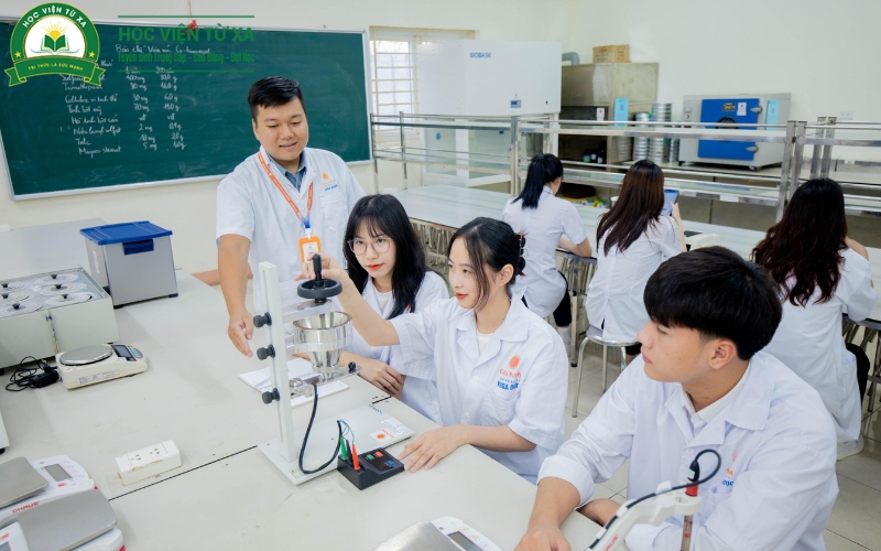 Học từ xa Trung cấp Dược sĩ ra trường có dễ xin việc không?