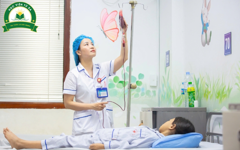 Liên thông Cao đẳng Điều dưỡng hệ Từ xa có bị học lý thuyết suông không?