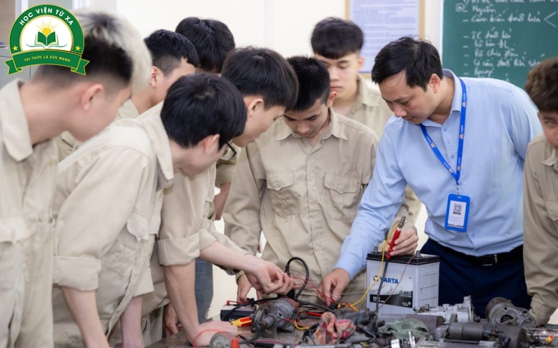 So sánh giữa Liên thông ngành Công nghệ ô tô hệ Từ xa và hệ chính quy