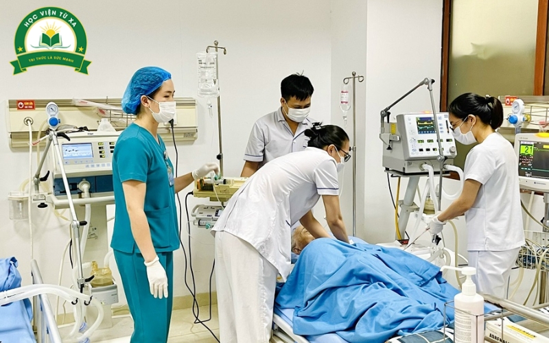 Đối tượng nào phù hợp với chương trình Trung cấp Điều dưỡng học cuối tuần