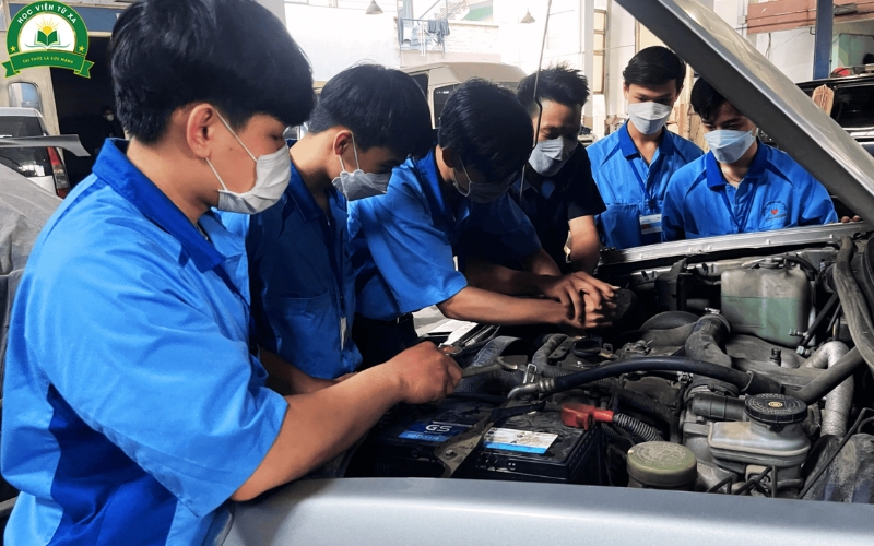 Học phí Trung cấp Công nghệ ô tô học cuối tuần có cao không?