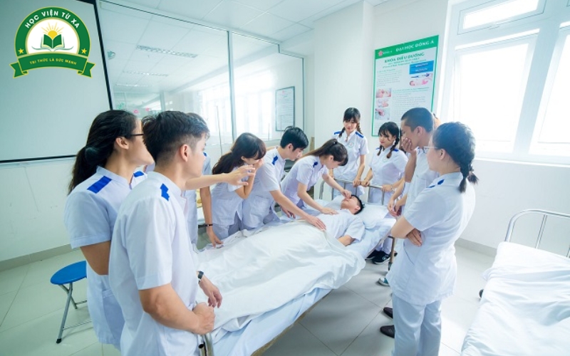 Trung cấp Điều dưỡng học cuối tuần có dễ xin việc không?