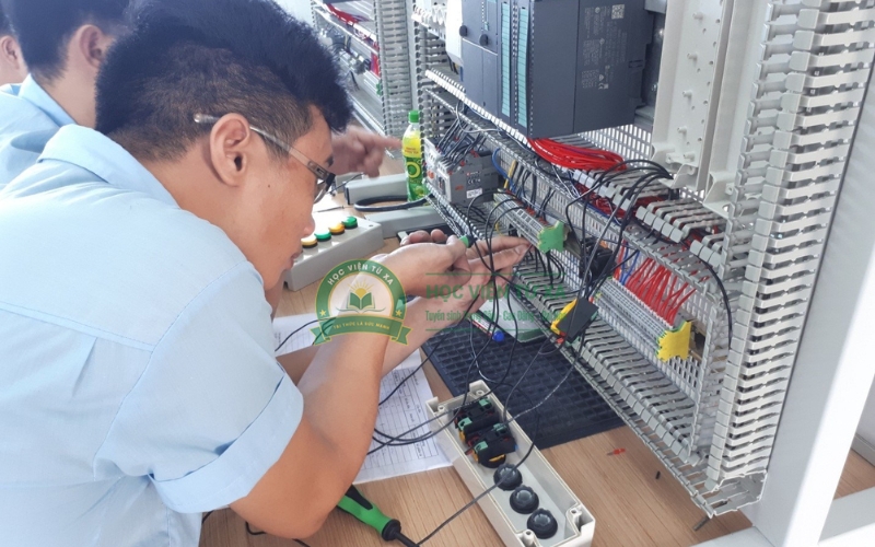 Đi làm cả tuần, học Điện công nghiệp cuối tuần có được không?