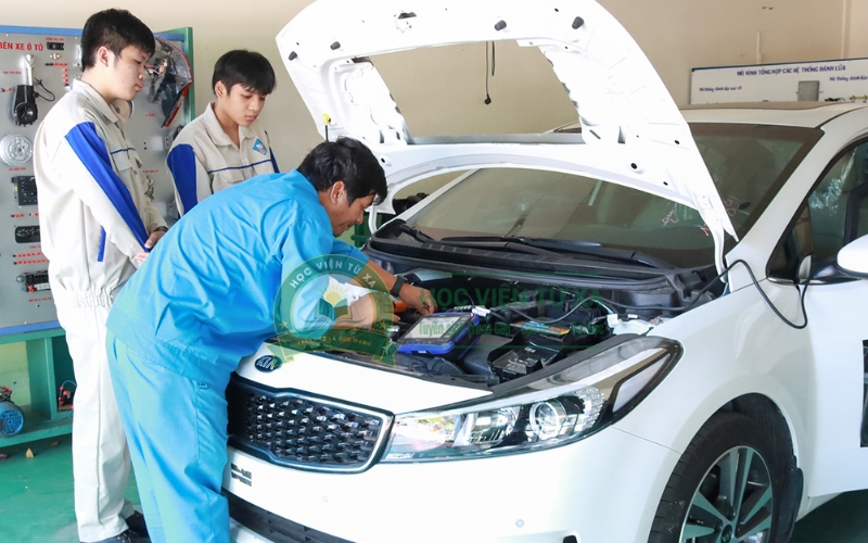 Học ngành Công nghệ ô tô mất bao lâu?