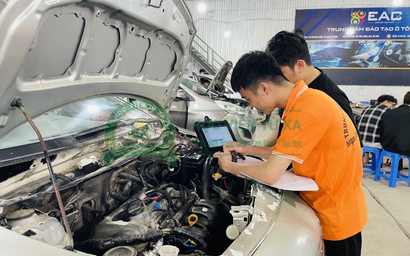 Học ngành Công nghệ ô tô xong có thể làm những công việc gì?