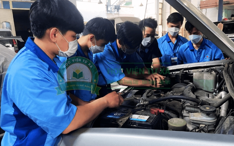 Không giỏi kỹ thuật có học được ngành Công nghệ ô tô không?
