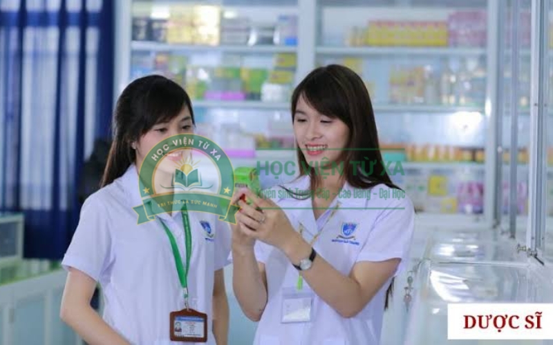 Nên học cuối tuần ngành Dược sĩ ở đâu để dễ cân bằng công việc?