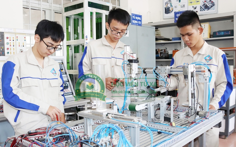 Học Trung cấp ngành Điện cuối tuần có ảnh hưởng công việc không?
