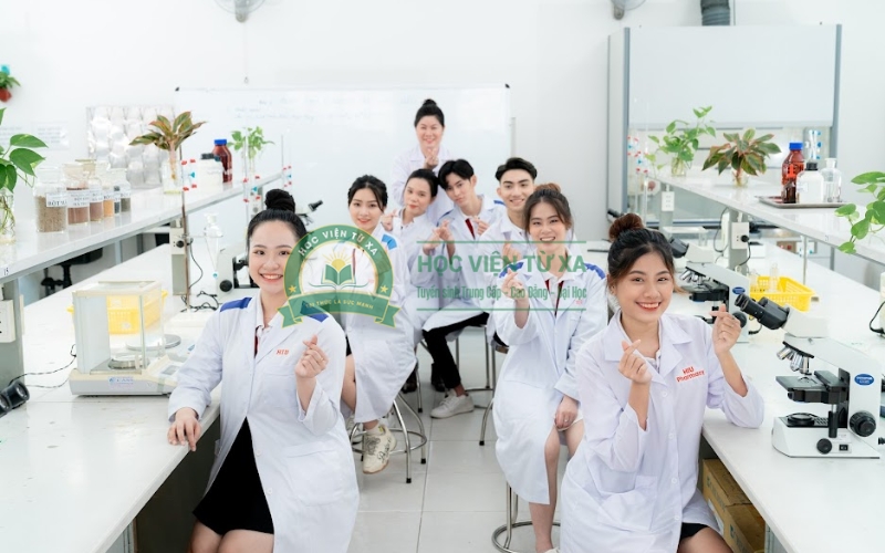 Văn bằng 2 ngành Dược online là gì? Phù hợp với người bận rộn không?