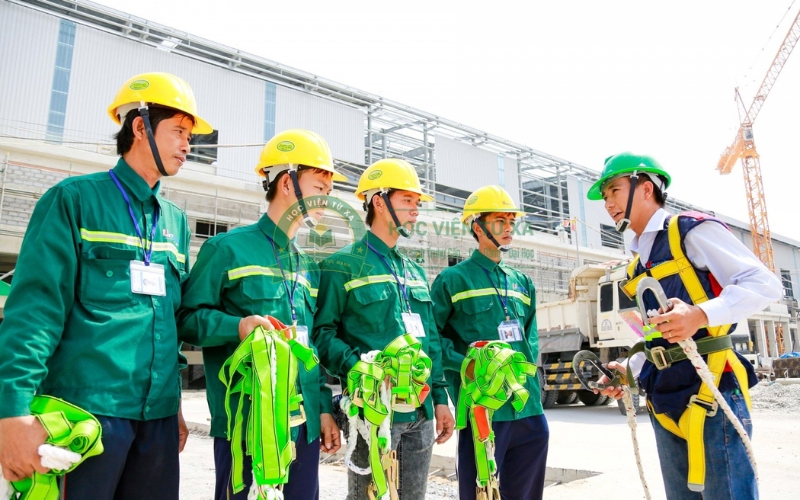 Ai nên học văn bằng 2 Bảo hộ lao động vừa học vừa làm?